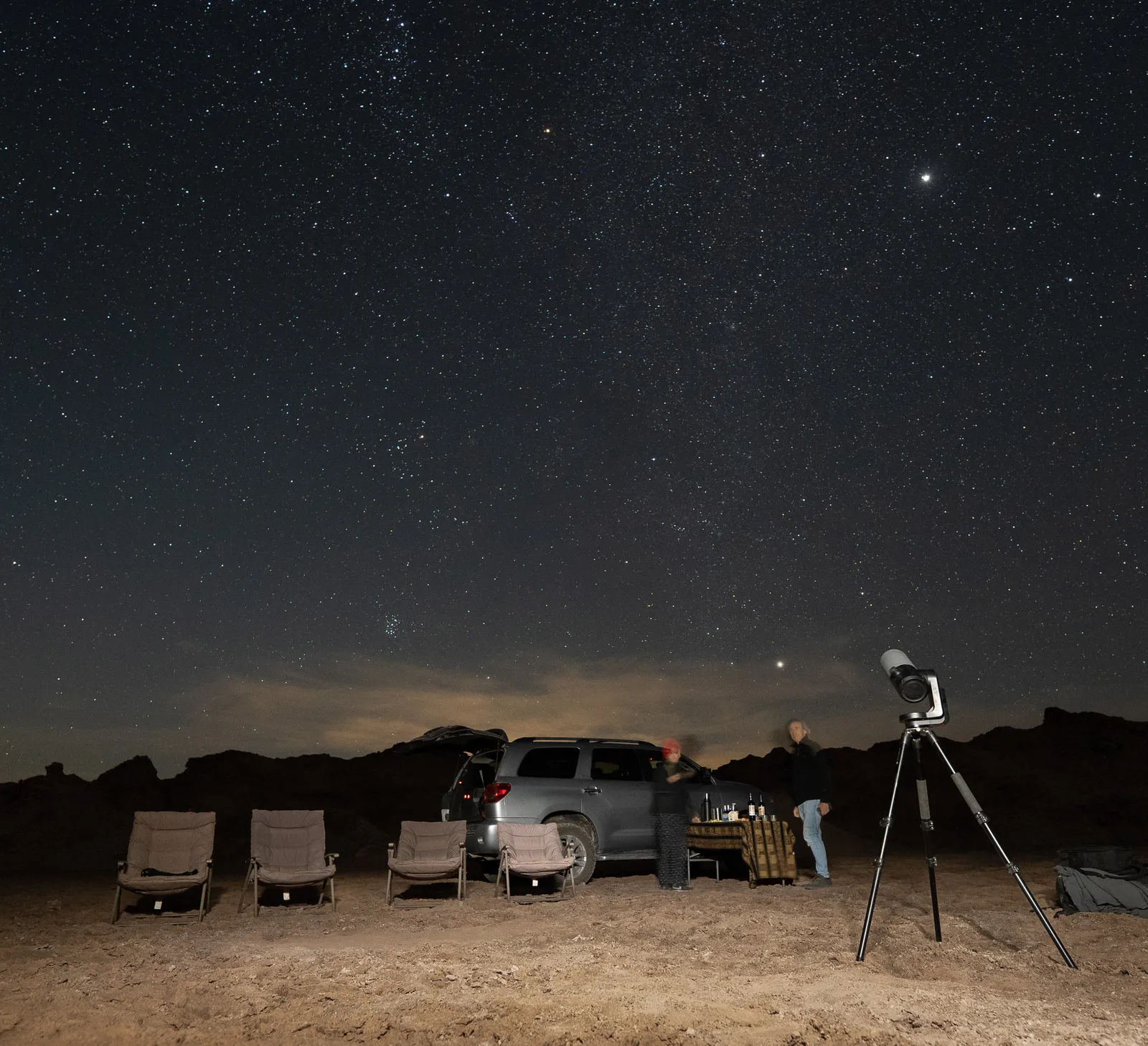 Private observatory: reclining chairs, 4x4 and telescope in the desert